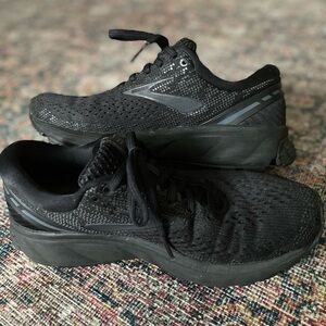 Women’s Brooks Ghost Black Athletic Shoes size 7